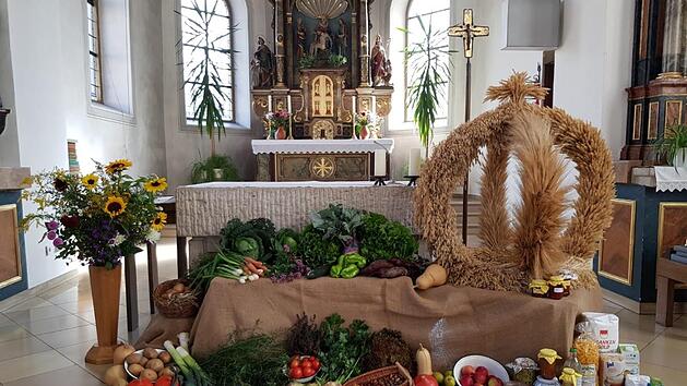 Liebevoll hat der Obst- und Gartenbauverein Riedenberg auch in diesem Jahr den Altar für das Erntedankfest geschmückt. Foto: Dagmar Wengel