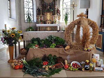 Liebevoll hat der Obst- und Gartenbauverein Riedenberg auch in diesem Jahr den Altar f&uuml;r das Erntedankfest geschm&uuml;ckt. Foto: Dagmar Wengel