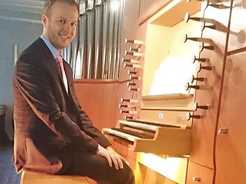 Ralf Hofmann an der Eichfelder-Orgel in Zeil  Foto: Archiv