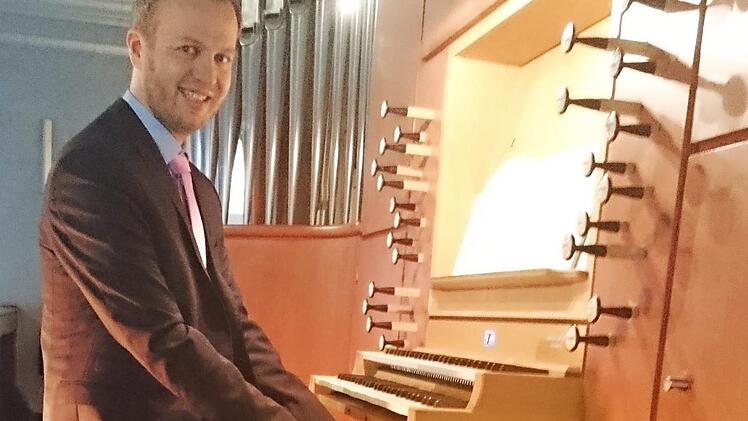 Ralf Hofmann an der Eichfelder-Orgel in Zeil  Foto: Archiv