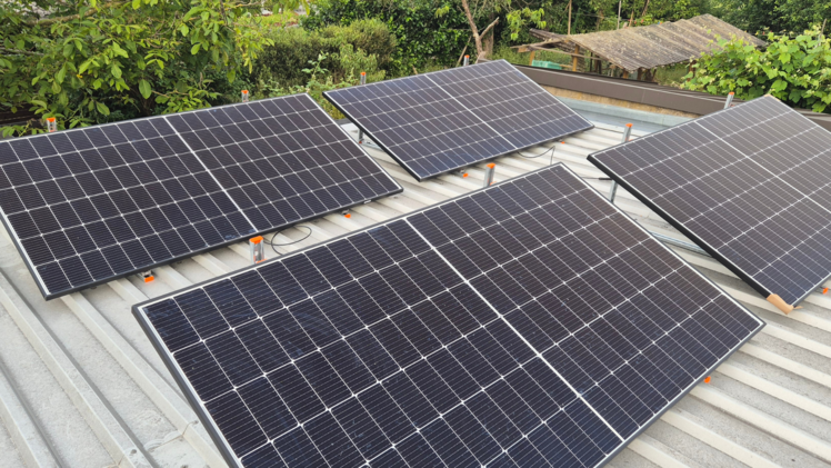 Die vier 500-Watt-Module auf Martins Carport in südwestlicher Ausrichtung liefern Sonnenenergie, die vom Maxxicharge gespeichert und genutzt wird.