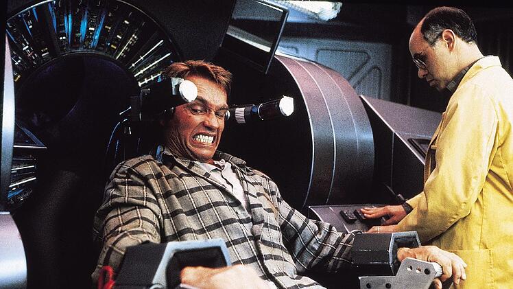 Ein Techniker (Frank Kopyc) implantiert falsche Erinnerungen in Dougs (Arnold Schwarzenegger, links) Ged&auml;chtnis.