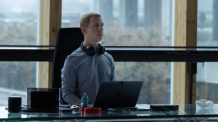 in "The Social Reckoning" schl&uuml;pfte Charakterdarsteller Jeremy Srong in die Rolle des umstrittenen Tech-Moguls Zuckerberg.