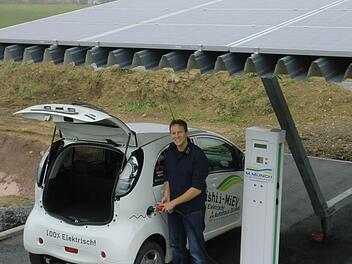 Mario Münch verdient nicht nur sein Geld weitestgehend mit Erneuerbarer Energie. Auch in seiner Firma setzt er voll auf selbst erzeugten Strom, mit dem beispielsweise Firmenfahrzeuge angetrieben werden. Foto: privat
