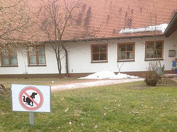 Ist der Hinweis noch nicht groß genug? Zwei solche Schilder stehen auf dem Rasen vor dem Eingang zum Kindergarten Kreuzkirche. Trotzdem lassen unbelehrbare Hundebesitzer ihre Tiere dort ihr Geschäft verrichten. Die Haufen bleiben einfach liegen. Foto: Christian Holhut