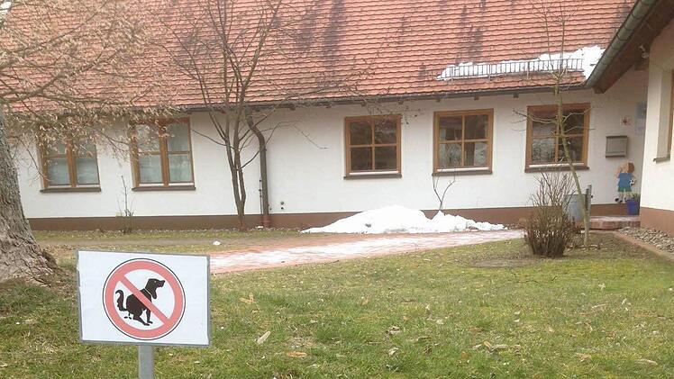 Ist der Hinweis noch nicht groß genug? Zwei solche Schilder stehen auf dem Rasen vor dem Eingang zum Kindergarten Kreuzkirche. Trotzdem lassen unbelehrbare Hundebesitzer ihre Tiere dort ihr Geschäft verrichten. Die Haufen bleiben einfach liegen. Foto: Christian Holhut