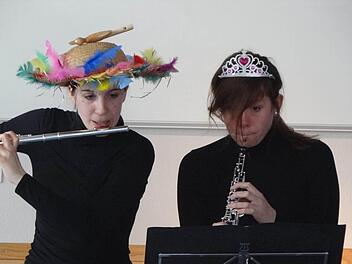 Shantala Vallentin (Querflöte) und Carolina Nees (Oboe) kommen mit der "Zauberflöte” im Gepäck gerne in Kindergärten, Schulen, Altenheime und sonderpädagogische Einrichtungen.Fotos: Johanna Eckert