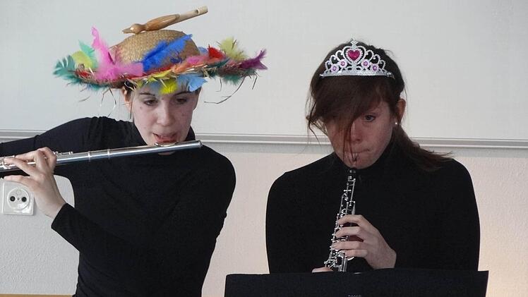 Shantala Vallentin (Querflöte) und Carolina Nees (Oboe) kommen mit der "Zauberflöte” im Gepäck gerne in Kindergärten, Schulen, Altenheime und sonderpädagogische Einrichtungen.Fotos: Johanna Eckert