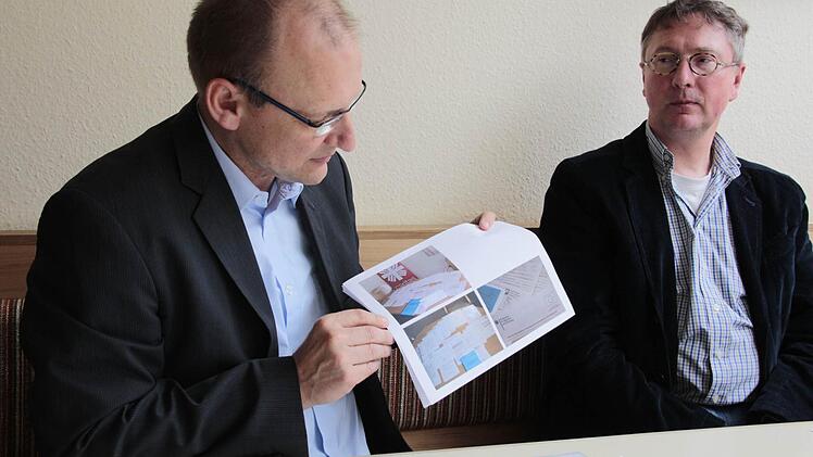 Ein Tisch voller Papier - alles Formulare, die für einen einzigen Antrag ausgefüllt werden mussten. Foto: Sarah Dann