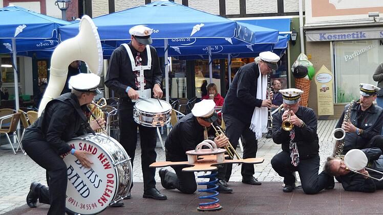 Die "Karin Sand New Orleans Brass Band" wird am Sonntagnachmittag vom Säumarkt zum Marktplatz ziehen und ein wenig Südstaaten-Flair nach Lichtenfels bringen. Foto: pr
