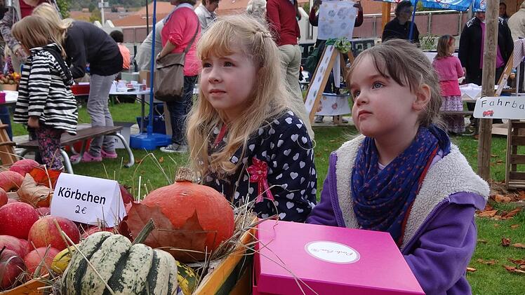 Diese zwei jungen Marktdamen verkauften Körbchen mit Äpfeln und Kürbissen. 'Fotos: Johanna Eckert