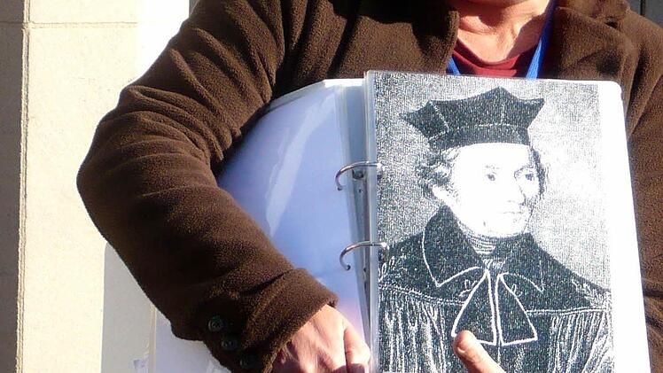 Christiane Kolbet mit einem Bild des Rabbi Isaak Löwi Foto: Johanna Blum