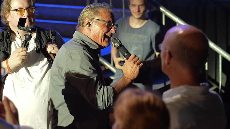 Konstantin Wecker suchte das Bad in der Menge Foto: Ronald Rinklef