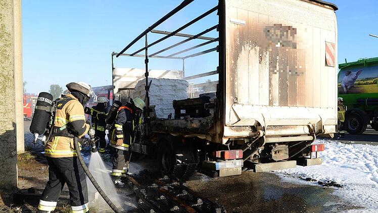 Der Lkw in Burgkunstadt brannte völlig aus. Foto: Frank Spitzenpfeil