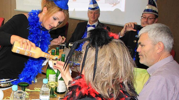 Eierlikör gibt's für die Gäste des Elferrats Foto: Matthias Einwag