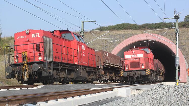 Vom Eierbergtunnel aus starten die beiden Testzüge zur Fahrt über die Flutmuldenbrücke. Foto: Matthias Einwag