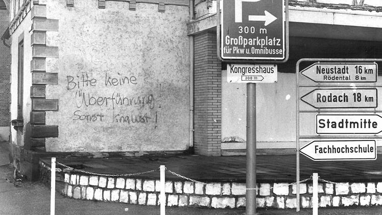 Dieses Haus an der Ecke Schlachthofstraße/Sonntagsanger musste dem Bau der Franekenbrücke weichen. Daran änderten auch Inschriften an der Hauswand nichts.Foto: CT-Archiv/Klaus Wöhner