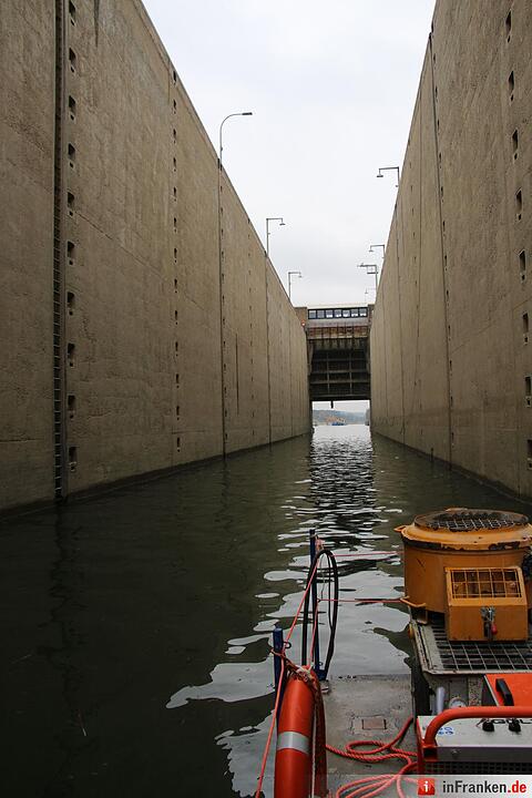 Auf Foto-Tour im  Inneren der Schleuse Erlangen