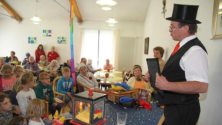 Wenn Oswald Purucker seinen Zauberkiste auspackt, sind ihm die Sympathien der kleinen und großen Zuschauer gewiss. Foto: Sonna Adam