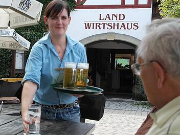 Bedienung Christiane Baer hat im Biergarten des Frankenfarm-Landwirtshauses viele Gäste zu bewirten. Sie gehört zum rund 40-köpfigen Team der fest angestellten Servicekräfte. Foto: Peter Müller