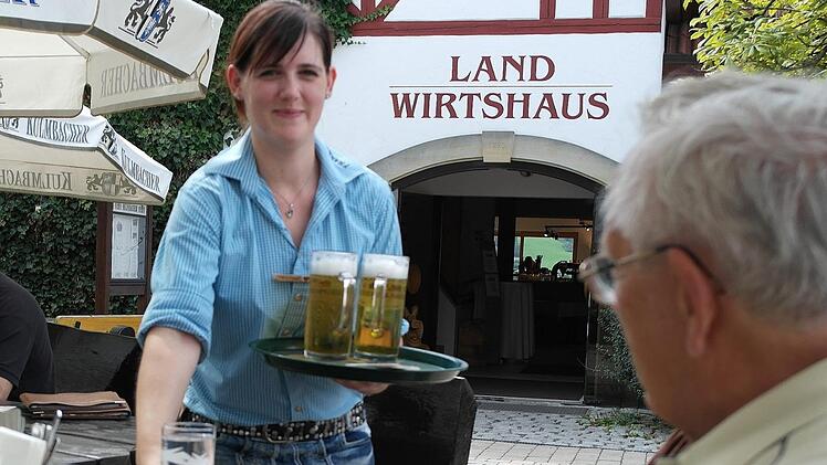 Bedienung Christiane Baer hat im Biergarten des Frankenfarm-Landwirtshauses viele Gäste zu bewirten. Sie gehört zum rund 40-köpfigen Team der fest angestellten Servicekräfte. Foto: Peter Müller