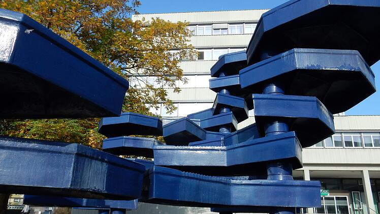 Vor dem AOK Verwaltungsgebäude steht das einzige Wasserspiel, das außerhalb der Kernstadt von Stadtgärtnern gepflegt wird.  Foto: Gerd Landgraf