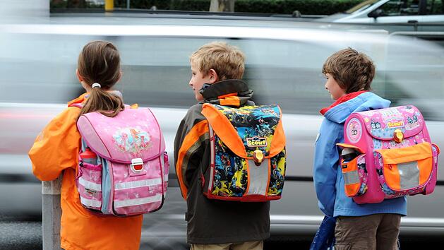 Kinder k&ouml;nnen die Entfernung und Geschwindigkeit von Autos schlecht einsch&auml;tzen. Symbolbild: Arne Dedert/ dpa