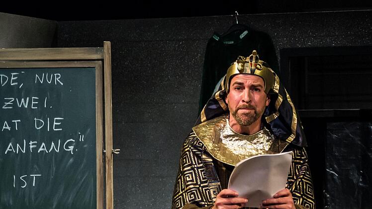 "Eros Ramazotti hat Angst vor der Arbeit": Die letzte Folge der Theaterserie "Selfies einer Utopie" feierte am Samstag Premiere in der Coburger Reithalle.Foto: Jochen Berger
