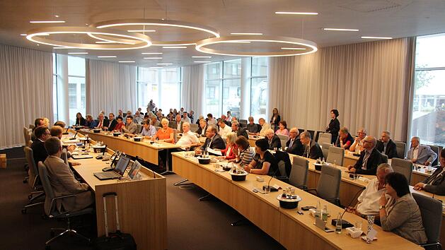 Seit Juni 2018 tagt der Kreistag im neuen Sitzungssaal des Landratsamtes. Hier m&ouml;chte k&uuml;nftig auch die JU vertreten sein.  Foto: Christian Bauriedel