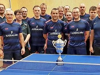 19 Akteure gingen bei der Tischtennis-Vereinsmeisterschaft des TSV Stockheim an den Start. Am Ende hatten drei Bezirksligaspieler das gleiche Spielverhältnis. Letztlich gab der direkte Vergleich den Ausschlag für Harald Wich (Fünfter von links), der somit erstmals TSV-Vereinsmeister wurde. Foto: TSV / hf