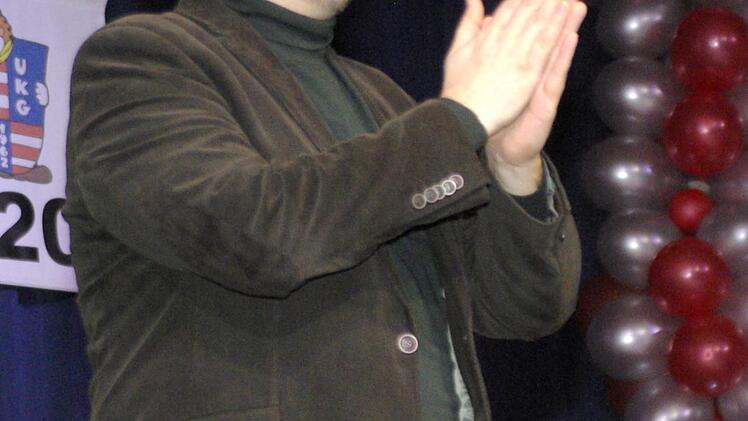 Hausmeister Hans alias Marc Scheller als Bürgermeisterkandidat . Winfried Ehling