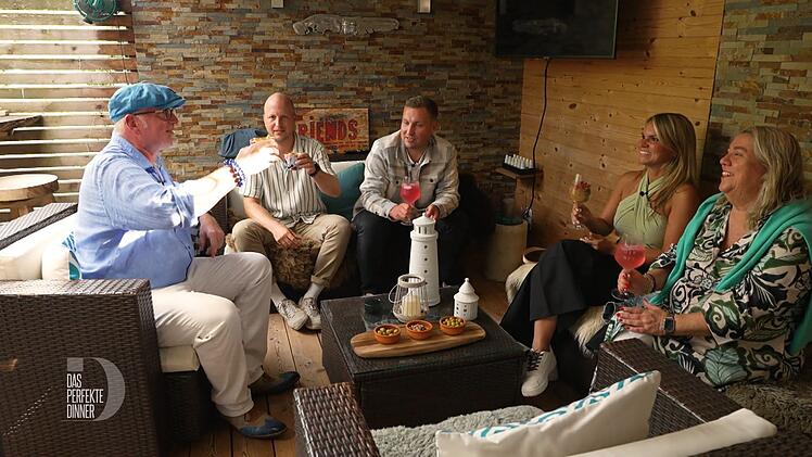 In der Genuss-Lounge kommt Heiner endlich kurz zum Durchatmen und stößt mit (von links) Jonas, Mirko, Larissa und Christina auf einen hoffentlich pannenfreien Abend an.
