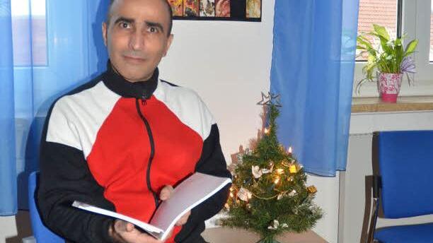 Der 37-jährige Journalist und Politikwissenschaftler Satullajew Sulejman lebt als Asylbewerber in Kronach und wird seine Feiertage in der Einsamkeit mit Lektüre und Literatur und dem Erlernen der deutschen Sprache verbringen. Foto: K.-H. Hofmann