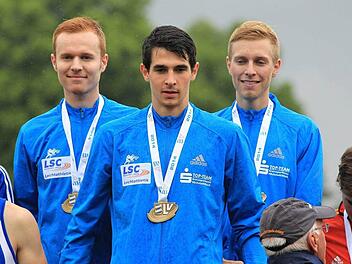 Das U23-Team des LSC Höchstadt mit Christian Amon, Marco Kürzdörfer und Tobias Budde (von links) holte sich über 3x1000 Meter in Fürth den Gesamtsieg und unterbot die DM-Norm. Foto: Theo Kiefner