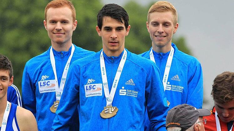 Das U23-Team des LSC Höchstadt mit Christian Amon, Marco Kürzdörfer und Tobias Budde (von links) holte sich über 3x1000 Meter in Fürth den Gesamtsieg und unterbot die DM-Norm. Foto: Theo Kiefner