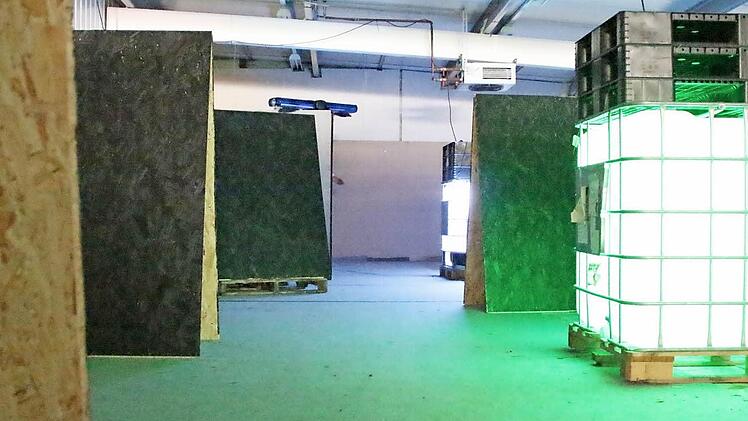 Auf dem Spielfeld sind verschiedene Hindernisse aufgebaut, hinter denen die Spieler Deckung finden.