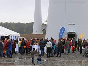 Zum Volksfest auf dem Schalksberg wurde die offizielle Einweihung des Green City Energy Windparks mit seinen fünf Windrädern. Foto: Dieter Britz