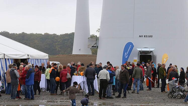 Zum Volksfest auf dem Schalksberg wurde die offizielle Einweihung des Green City Energy Windparks mit seinen fünf Windrädern. Foto: Dieter Britz