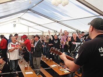 Im Vestenbergsgreuther Kirchweihzelt sorgten die Besucher gestern noch einmal für Stimmung.  Fotos: Andreas Dorsch