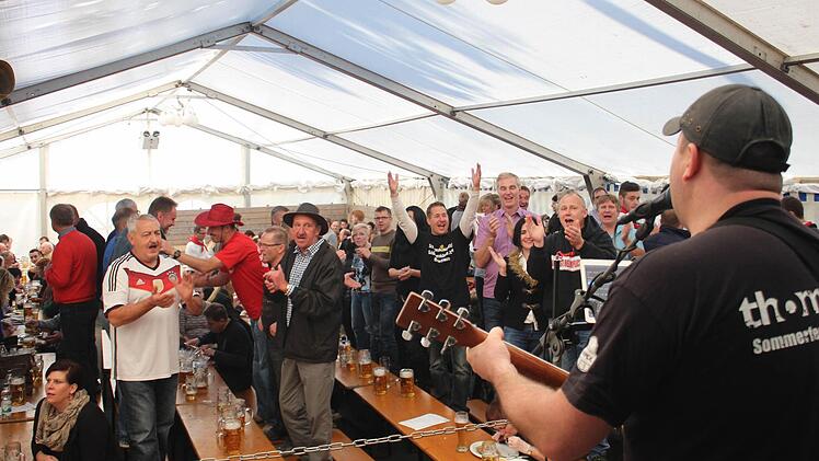 Im Vestenbergsgreuther Kirchweihzelt sorgten die Besucher gestern noch einmal für Stimmung.  Fotos: Andreas Dorsch