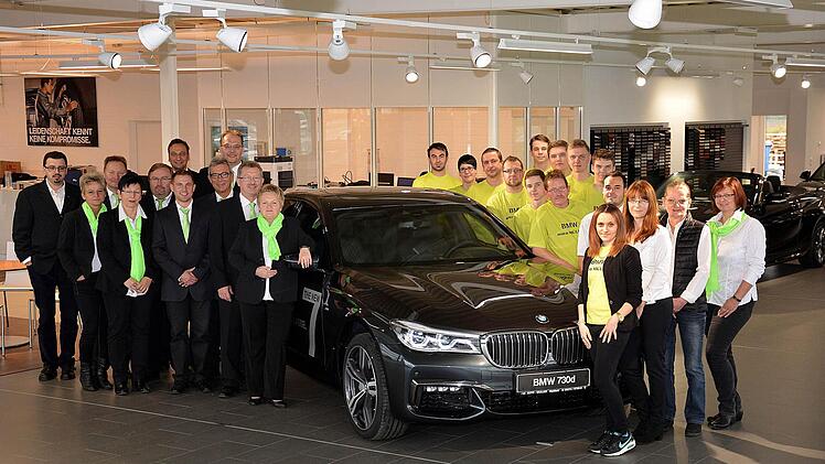 Das Autohaus Müller bietet 44 zukunftssichere Arbeitsplätze. Unser Bild zeigt die Firmeninhaber und die Belegschaft mit einem neuen 7er-BMW.