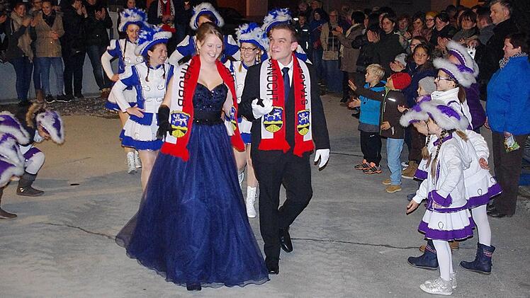 Das neue Steinberger Prinzenpaar Anna I. und Sebastian II. wurde von seinen Untertanen willkommen geheißen.  Foto: Heike Schülein