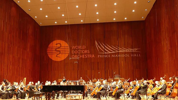 Das "World Doctors Orchstra" spielte unter der Leitung von Stefan Willich in der berühmten Prince Mahidol Hall in Bagkok. Foto: privat