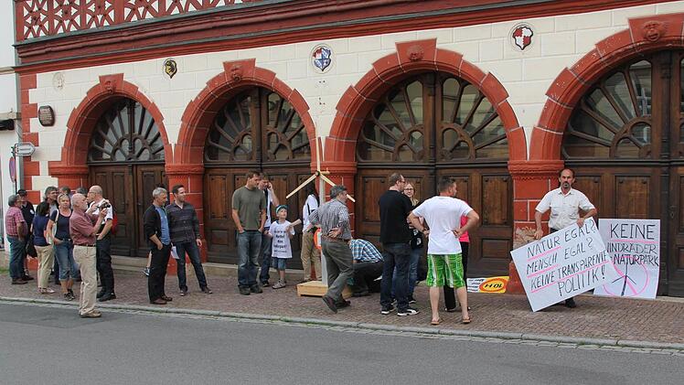Aufbau für den Protest: Die Schilder werden ausgerichtet.  Fotos: Klaus Schmitt
