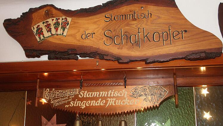 Die Stammtischschilder der Schafkopfer und der singenden Mucker bleiben erst einmal erhalten. Foto: Sonny Adam