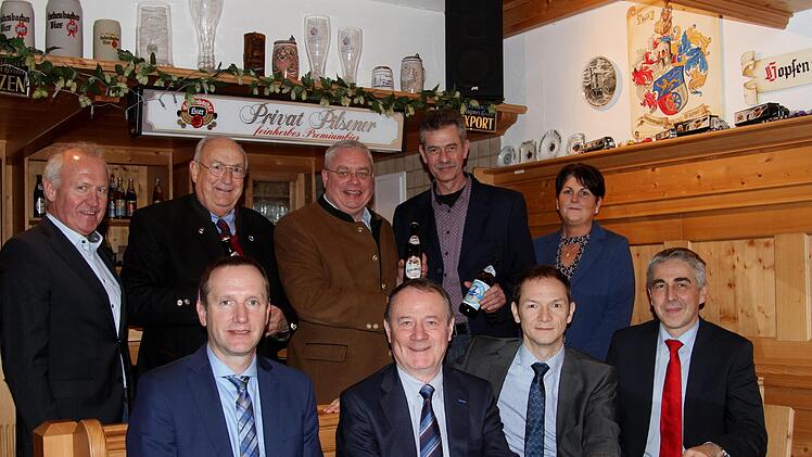 Die große Zufriedenheit über den erfolgreichen Abschluss der Verkaufsverhandlungen und der weiteren Zusammenarbeit steht in den Gesichtern geschrieben (vordere Reihe von links): Bürgermeister Michael Ziegler sowie die Stiftungsräte Werner Stegemann, Jürgen Wagner und Jürgen Rößler, (hintere Reihe von links) der kaufmännische Leiter von Arco-Bräu Heinrich Weck, Architekt Helmut Gaißmaier, Arco-Geschäftsführer Holger Fichtel, Braumeister Karl Wagner und Stiftungsrätin Ute Seitz.Günther Geiling