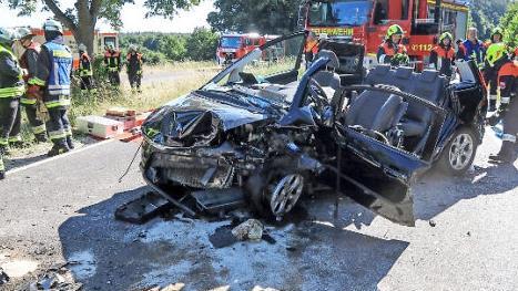 Zwei Frauen sind zwischen Trosdorf und T&uuml;tschengereuth mit ihren Autos zusammengesto&szlig;en und erlitten schwere Verletzungen.  Foto: Merzbach