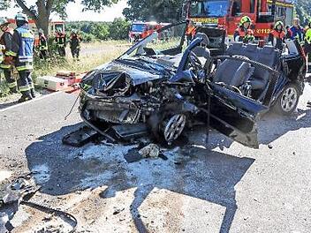 Zwei Frauen sind zwischen Trosdorf und Tütschengereuth mit ihren Autos zusammengestoßen und erlitten schwere Verletzungen.  Foto: Merzbach