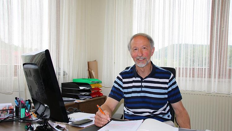 Auch wenn der Euerdorfer Bürgermeister Peter Bergel (69) oft mit Handy und Computer arbeitet: Alle wichtigen Infos stehen trotzdem in seinem großen Buch. Foto: Ralf Ruppert