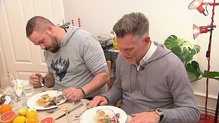 Paul und Marcus begutachten ihr herzhaftes "Tiramisu".